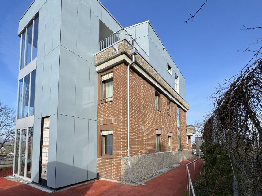 21-833-G02.jpg